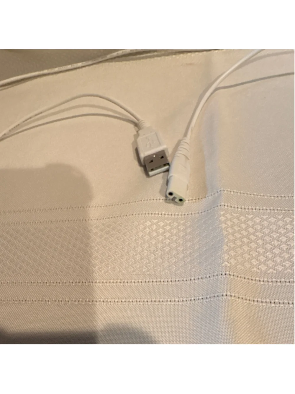 White USB 2.0 to Dual 3.5mm Female Adapter Cable, Audio Splitter, 1:2 Connection
